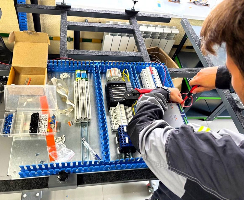  Начали сборку четырех комплектных шкафов управления ШУК-1.1-1.5 для котлов с шурующей планкой на котельной №22 ООО «ТЭР»