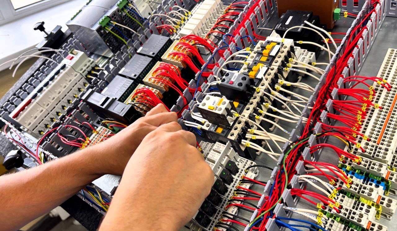 Шкафы управления котлами (ШУК) для промышленной автоматизации: Безопасность, Энергоэффективность, ROI