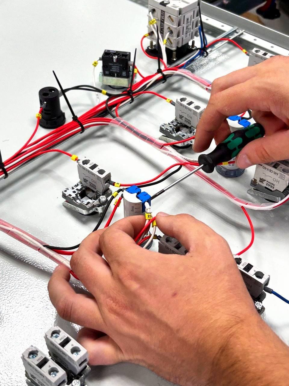 Шкафы управления котлами (ШУК) для промышленной автоматизации: Безопасность, Энергоэффективность, ROI